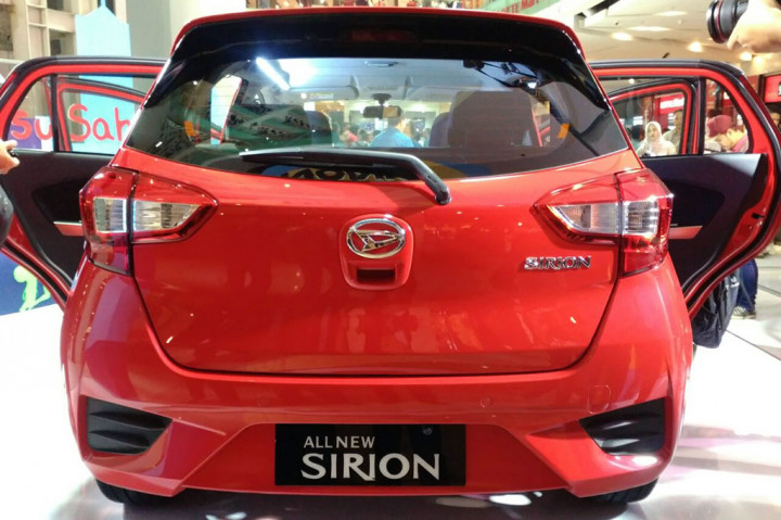 Kemudian beberapa fitur baru yang disematkan ada key free system dan start/stop button immonilizier, digital AC, 2-din touch screen audio dilengkapi parking camera, serta audio & phone handsfree steering switch.