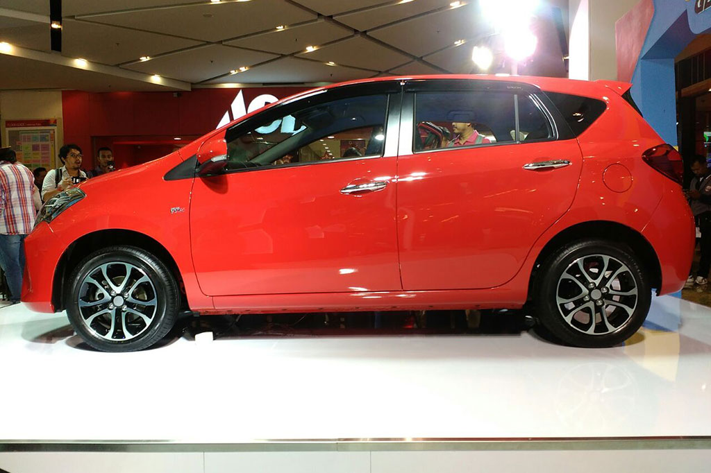 All New Sirion juga disebut menawarkan lima pilihan warna baru, yaitu Lava Red, Icy White, Mystical Purple, Glittering Silver dan Peppermint Green. Daihatsu melabeli All New Sirion tipe manual seharga Rp182.500.000 dan tipe automatic seharga Rp193.500.000. 