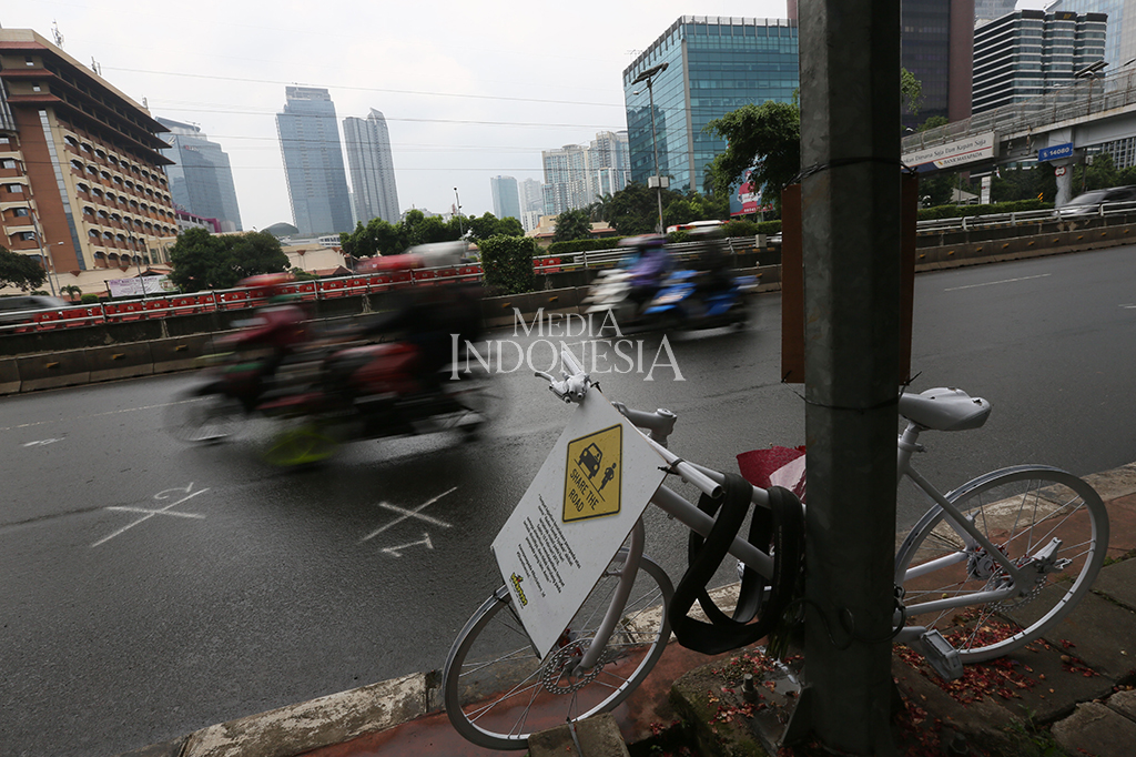 Komunitas sepeda mendirikan monumen ghost bike sebagai bentuk belasungkawa atas kejadian tabrak lari produser RTV Raden Sandy Syafiek di Jalan Jenderal Gatot Subroto, depan gedung LIPI, Jakarta.
