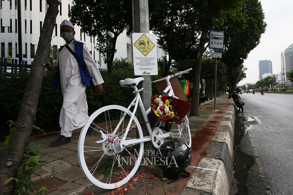 Monumen sepeda tersebut sebagai bentuk pesan yang biasa digunakan komunitas sepeda internasional, terhadap kecelakaan yang menimpa pengguna sepeda oleh kendaraan bermotor. 