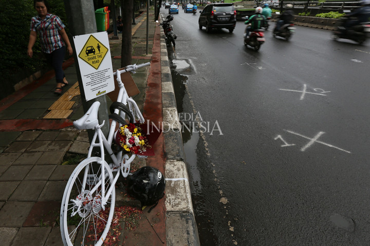 Sepeda berkelir putih itu diletakkan di lokasi dengan cara disandarkan ke sebuah tiang listrik. Tak hanya itu, ada ban dalam yang diletakkan di setang sepeda tersebut.

