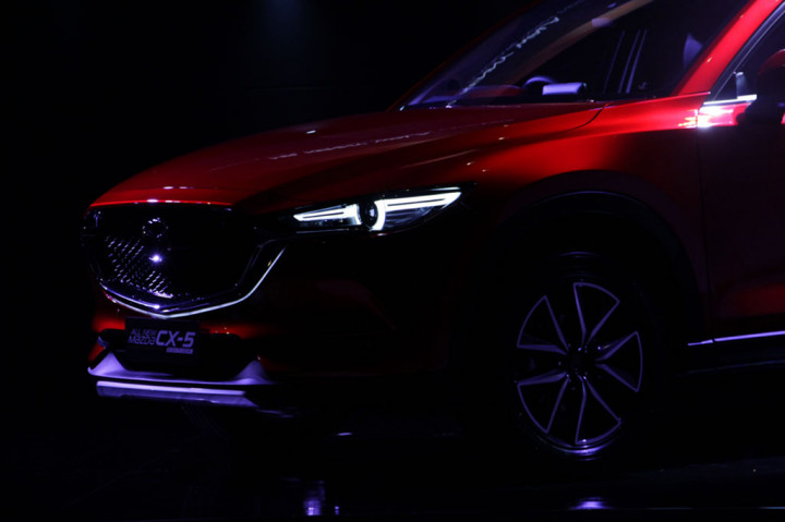 Salah satu perubahan yang paling signifikan adalah penggunaan grill yang dapat beriluminasi.
