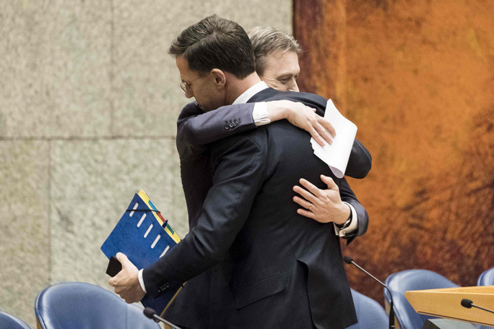 Menlu Belanda Halbe Zijlstra (kiri) memeluk Perdana Menteri Mark Rutte setelah dia mengumumkan pengunduran dirinya, di Parlemen Belanda De Tweede Kamer, Den Haag, Selasa, 13 Februari 2018 waktu setempat.