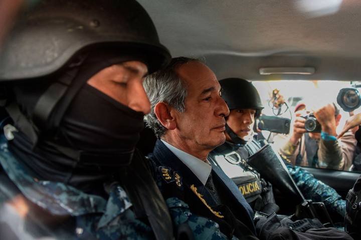 Presiden Guatemala Alvaro Colom ditangkap dan digiring ke pengadilan untuk menjalani persidangan dalam kasus dugaan korupsi, Selasa, 13 Februari 2018 waktu setempat.