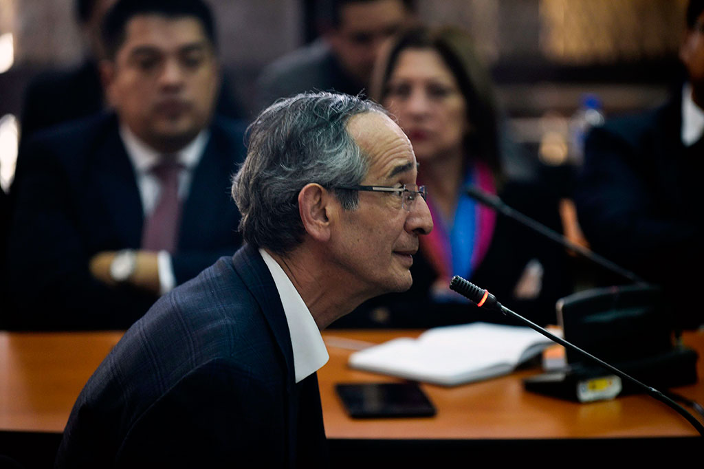 Colom, 66, ditangkap terkait penyelidikan dugaan korupsi pembelian bus-bus pada masa kepemimpinannya pada program pengadaan transportasi untuk masyarakat.