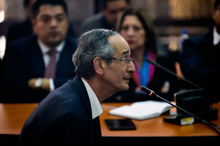 Colom, 66, ditangkap terkait penyelidikan dugaan korupsi pembelian bus-bus pada masa kepemimpinannya pada program pengadaan transportasi untuk masyarakat.