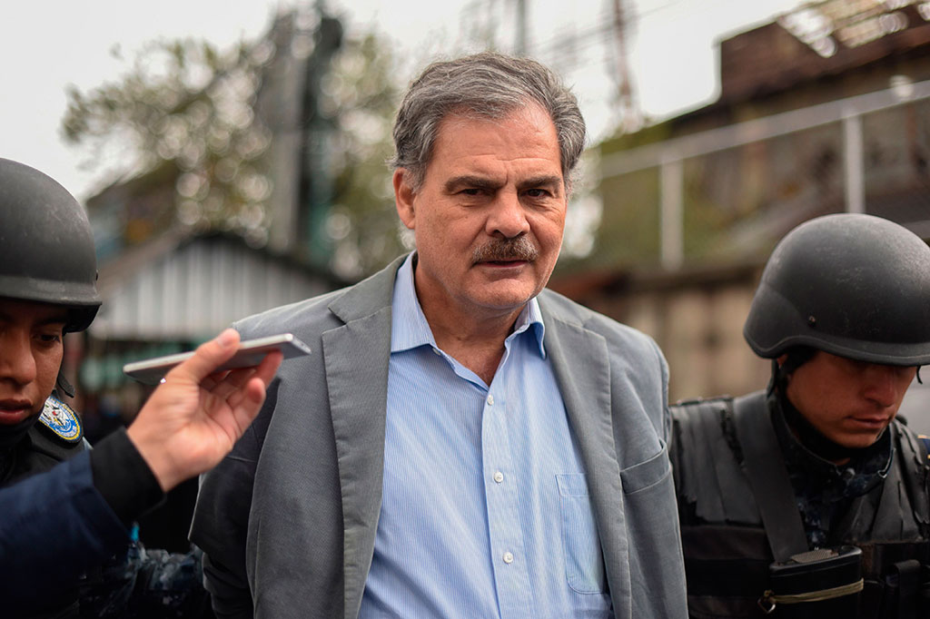 Colom yang menjabat sebagai presiden Guatemala dari 2008 hingga 2012 tersebut, ditangkap bersama sembilan menteri bekas pemerintahannya, salah satunya Menkeu Juan Alberto Fuentes.