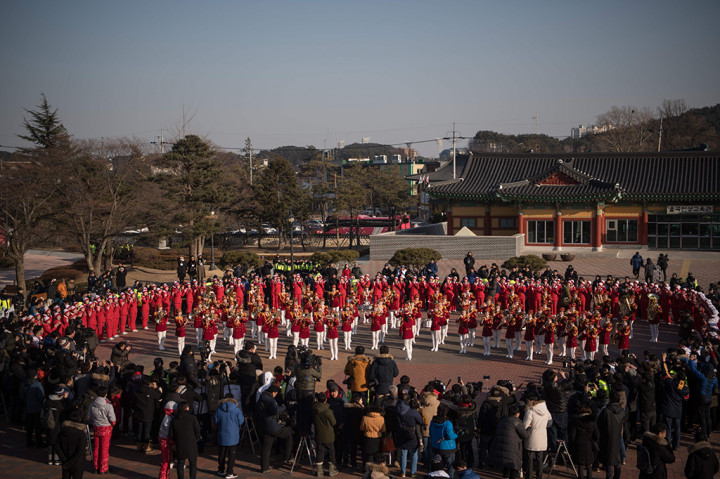 Sekitar 200 orang pemandu sorak Korea Utara di Olimpiade Musim Dingin di Pyeongchang, Korea Selatan menjadi sorotan. 