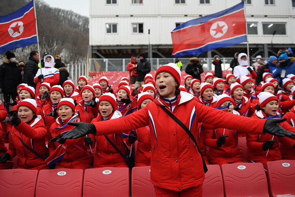 Meski Korut hanya punya 22 atlit di olimpiade, aksi para cheerleader ini tidak pernah kendor.