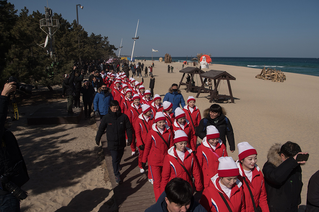 Namun, tim cheerleader Korut ini tidak bebas melakukan aktivitas karena banyak wartawan yang ingin meliput mereka.