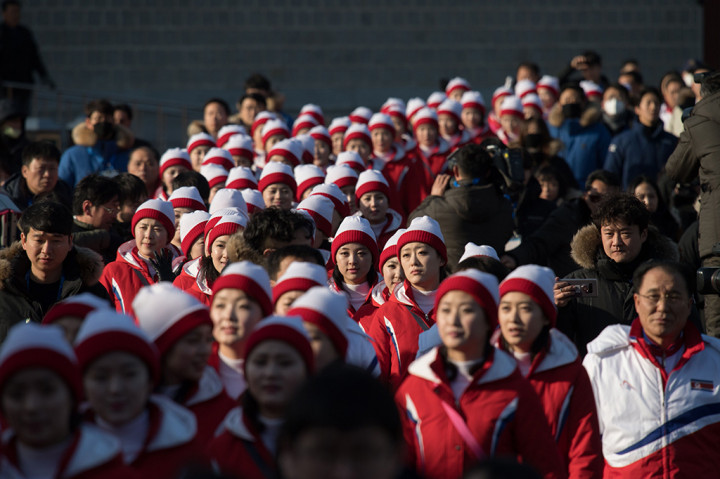 Tim cheerleader Korea Utara mengungkapkan kekecewaannya. Mereka baru saja ingin menikmati pantai di Korea Selatan usai olimpiade musim dingin Pyeongchang namun gagal. 
