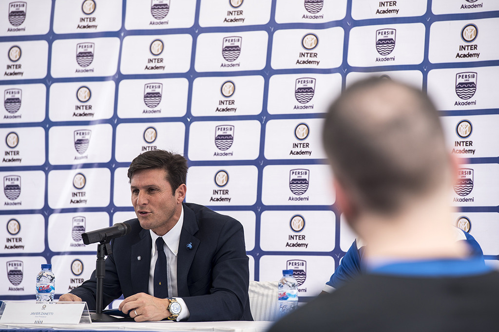 Sementara itu Zanetti mengaku bangga bisa bekerja sama di Indonesia. Dia melihat sepakbola Indonesia memiliki potensi untuk berkembang. ANTARA/Wahyu Putro A