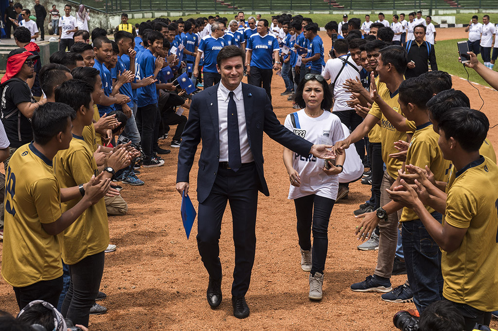 Wakil Presiden Inter Milan Javier Zanetti berjalan menuju tempat peluncuran Akademi Persib di Stadion Siliwangi, Bandung, Jawa Barat, Selasa, 13 Februari 2018. ANTARA/M Agung Rajasa