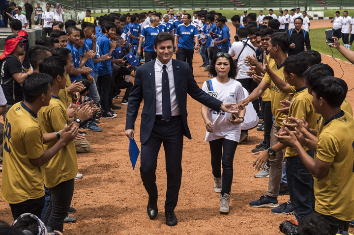 Wakil Presiden Inter Milan Javier Zanetti berjalan menuju tempat peluncuran Akademi Persib di Stadion Siliwangi, Bandung, Jawa Barat, Selasa, 13 Februari 2018. ANTARA/M Agung Rajasa