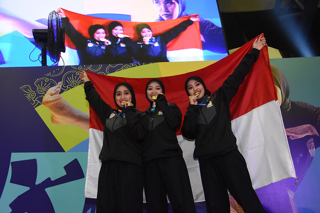Adapun pada kategori beregu, Indonesia tampil tanpa lawan. Tim beregu Indonesia yang diwakili Pramudita Yuristya, Luthfi Nurhasanah, dan Gina Tri Lestari tersebut mendapat nilai 464 dari juri. 