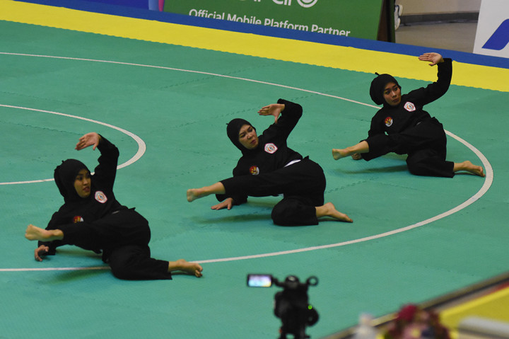 Tim silat putri Indonesia Lutfi Nurhasanah, Gina Tri Lestari, dan Pramudita Yuristya menampilkan jurus dalam final nomor artistik beregu putri cabang pencak silat 18th Asian Games Invitation Tournament di Padepokan Pencak Silat TMII, Jakarta.
