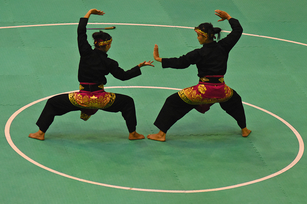 Pasangan pesilat putri Indonesia Ni Made Dwi Yanti dan Sang Ayu Ketut Sidan Wilantari menampilkan jurus dalam final nomor artistik ganda putri cabang pencak silat 18th Asian Games Invitation Tournament di Padepokan Pencak Silat TMII, Jakarta.