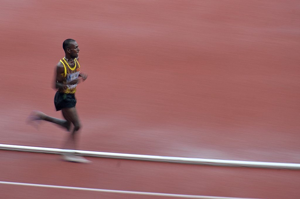 Pushpalrumara melompat saat bertanding di 3.000 meter halang rintang yang dihelat di Stadion Utama Gelora Bung Karno, Senayan, Jakarta. ANTARA/Widodo S Jusuf

