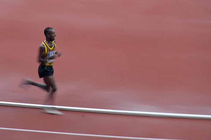 Pushpalrumara melompat saat bertanding di 3.000 meter halang rintang yang dihelat di Stadion Utama Gelora Bung Karno, Senayan, Jakarta. ANTARA/Widodo S Jusuf
