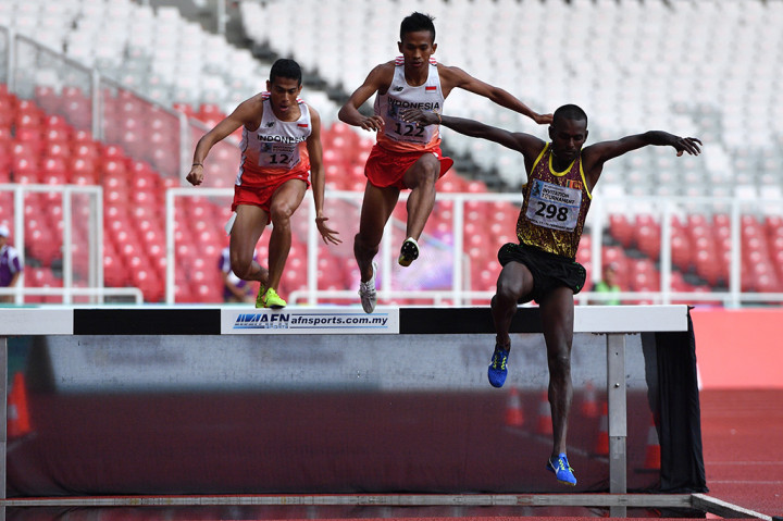 Pushpalrumara berhasil memenangi lomba atletik 3.000 meter halang rintang. ANTARA/Andika Wahyu