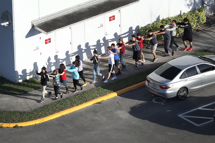 Cruz melakukan aksinya dengan menggunakan senapan dan melepaskan tembakan dari luar sekolah. Seketika 3 orang langsung tewas saat Cruz melepaskan tembakan dari luar. Dia kemudian masuk ke dalam gedung sekolah dan menewaskan 12 orang lainnya dengan tembakannya.

