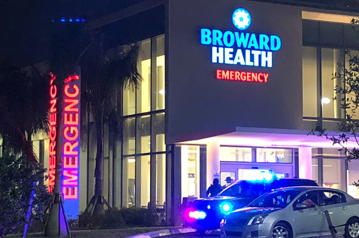 Dr Evan Boyar dari Broward Health mengatakan 17 orang telah dilarikan ke rumah sakit daerah pada Rabu malam waktu setempat. Cruz termasuk yang sempat menjalani perawatan dan langsung ditahan polisi.