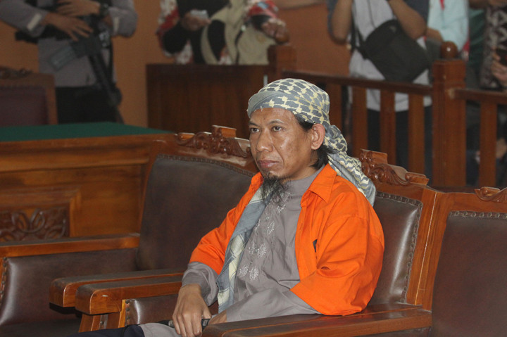 Terdakwa kasus dugaan teror bom Thamrin Aman Abdurrahman alias Oman menjalani sidang perdana dengan agenda pembacaan dakwaan di PN Jakarta Selatan, Jakarta.