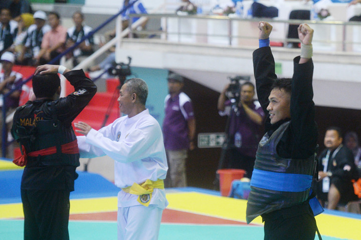 Pada sesi pertama, Indonesia meraih tiga medali emas lewat Eko Febrianto, Nirmala Octaviani, dan Yachser Arafar. Ketiga pesilat tersebut mengalahkan wakil dari Malaysia, Filipina, dan Thailand. ANTARA/Akbar Nugroho Gumay