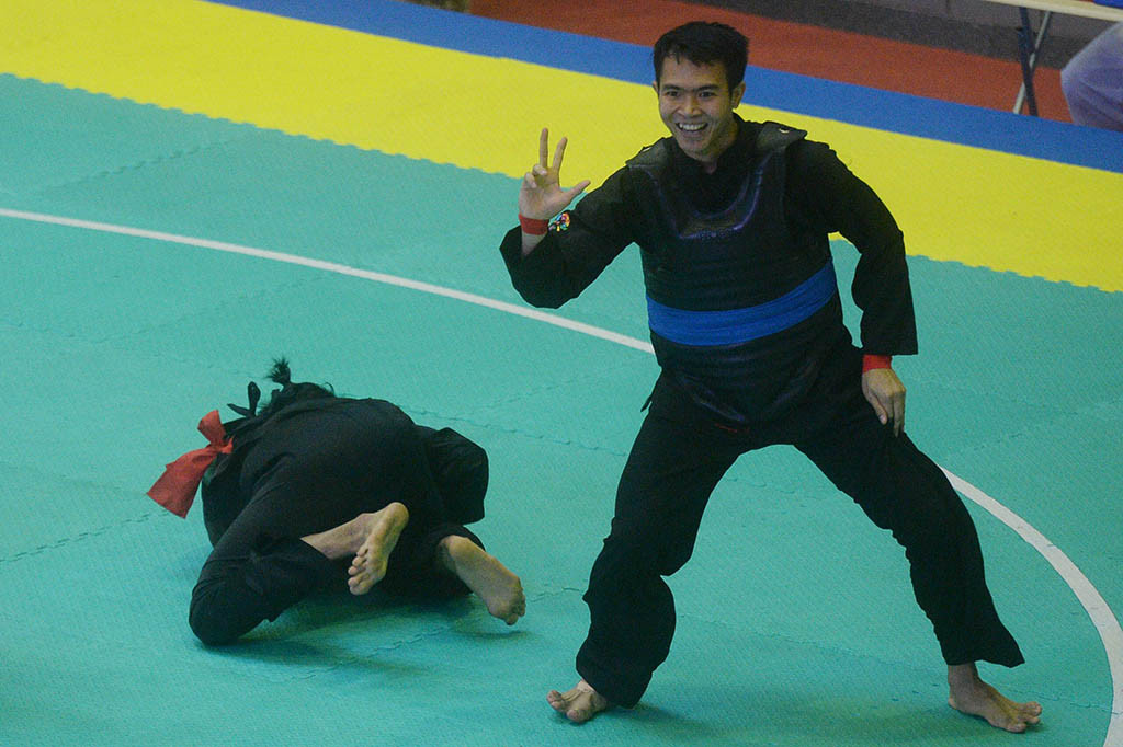 Harik Komang Putra meraih medali emas dari kelas E setelah mengalahkan pesilat Malaysia, Jufferi Mohamed Jamari dengan skor telak 5-0. ANTARA/Akbar Nugroho Gumay
