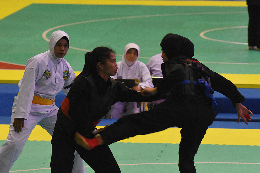 Langkah Harik kemudian diikuti Pipiet Karmelia yang turun di kelas D putri dengan mengalahkan pesilat Filipina, Trisha Leda 5-0. ANTARA/Indrianto Eko Suwarso