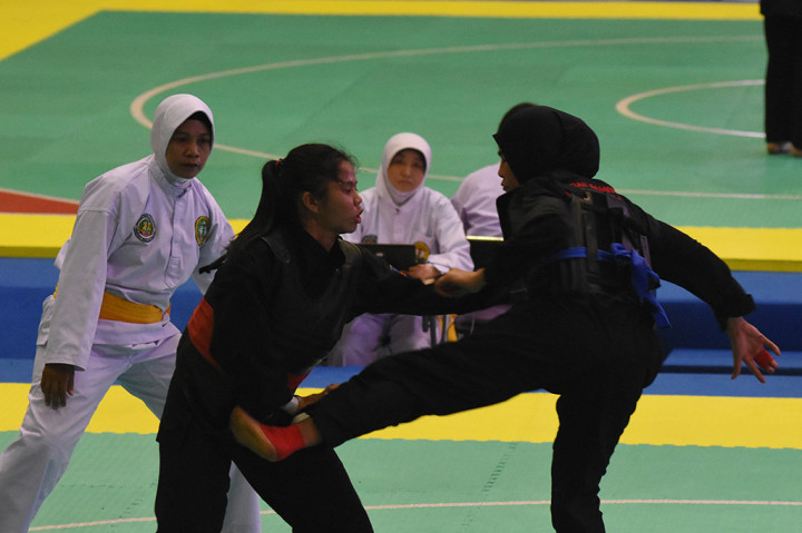 Langkah Harik kemudian diikuti Pipiet Karmelia yang turun di kelas D putri dengan mengalahkan pesilat Filipina, Trisha Leda 5-0. ANTARA/Indrianto Eko Suwarso