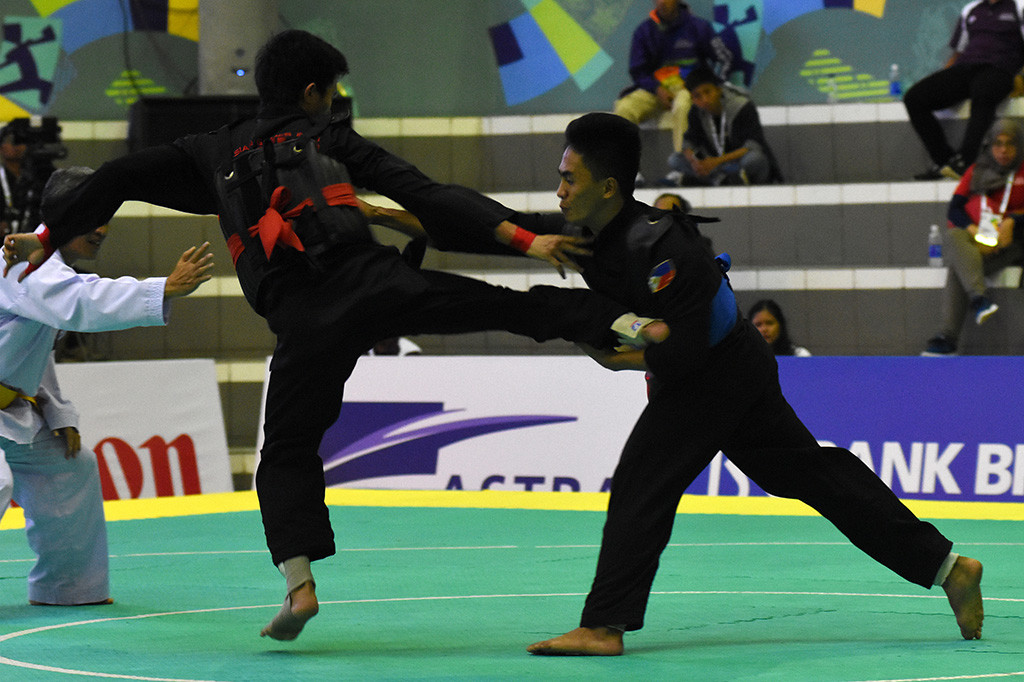 Adapun dua medali lainnya dipersembahkan Abdul Malik dan Iqbal Pratama. Abdul menumbangkan pesilat Filipina, Dines Dumaan, sementara Iqbal mengalahkan wakil Malaysia, Razak Ghazali. ANTARA/Indrianto Eko Suwarso