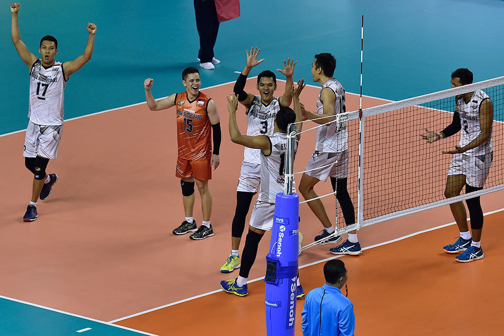 Para pebola voli Indonesia 2 meluapkan kegembiraan mereka usia usai memenangi pertandingan melawan tim bola voli Indonesia 1 pada final bola voli 18th Asian Games Invitation Tournament di Tennis Indoor Senayan, Jakarta Kamis, 15 Februari 2018. 