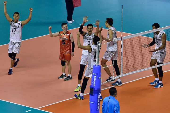 Para pebola voli Indonesia 2 meluapkan kegembiraan mereka usia usai memenangi pertandingan melawan tim bola voli Indonesia 1 pada final bola voli 18th Asian Games Invitation Tournament di Tennis Indoor Senayan, Jakarta Kamis, 15 Februari 2018. 