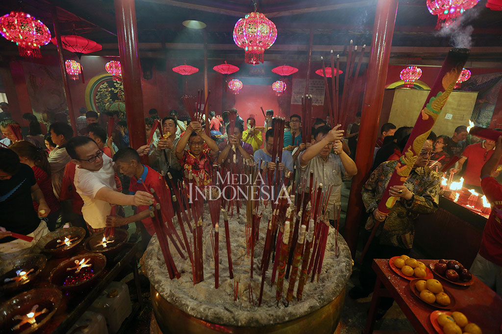 Warga keturunan Tionghoa sembahyang menyambut tahun baru Imlek 2569 di Wihara Dharma Bakti, Petak Sembilan, Jakarta,  Jumat 16 Februari 2018 dini hari.