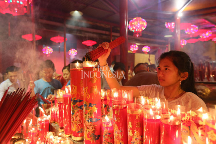 Warga keturunan Tionghoa membakar dupa untuk bersembahyang di Wihara Dharma Bhakti, Petak Sembilan, Jakarta Barat.
