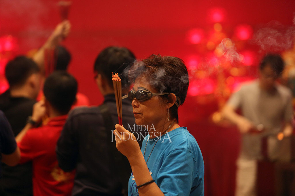 Untuk melindungi mata agar tidak pedih saat terkena asap dupa yang memenuhi wihara, sebagian warga keturunan Tionghoa menggunakan berbagai macam kacamata seperti kacamata renang dan lain sebagainya.