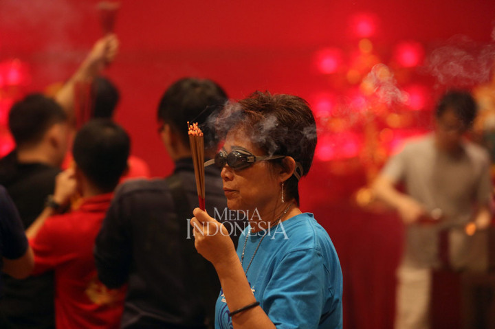 Untuk melindungi mata agar tidak pedih saat terkena asap dupa yang memenuhi wihara, sebagian warga keturunan Tionghoa menggunakan berbagai macam kacamata seperti kacamata renang dan lain sebagainya.