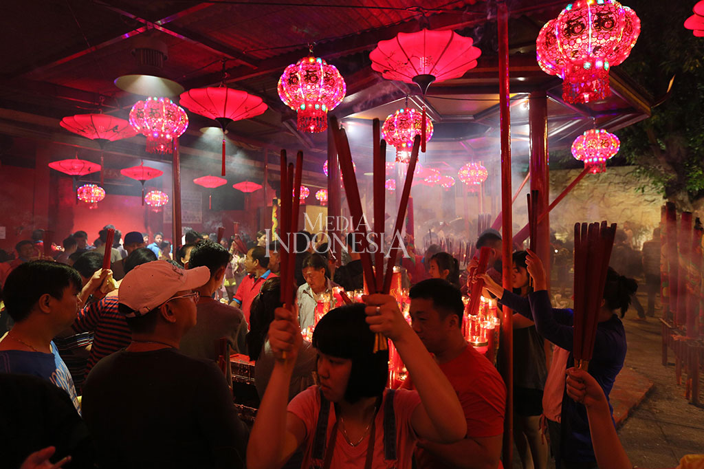 Berbagai ornamen khas Imlek seperti lampion, dupa dan lilin berwarna merah juga menghiasi berbagai sudut ruangan wihara dalam menyambut Tahun Baru Imlek 2569 yang bertepatan dengan shio Anjing.