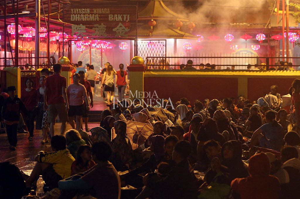 Selain warga keturunan Tionghoa, kawasan Petak Sembilan juga dipadati para pemburu angpao yang sudah mengantre sejak Kamis, 15 Februari 2018 sore.4