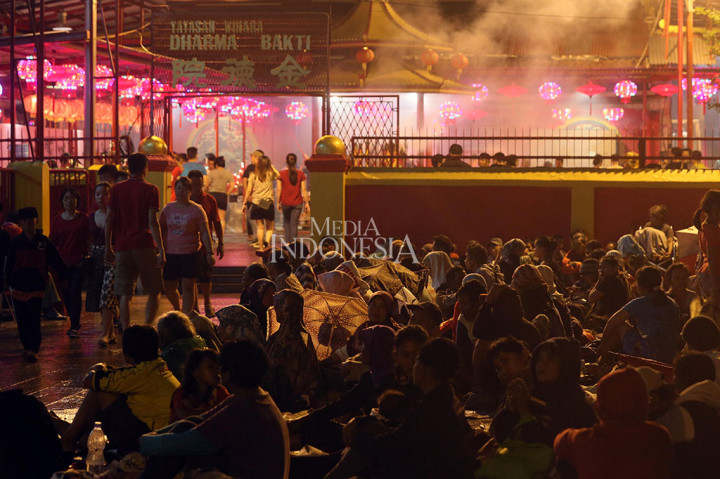 Selain warga keturunan Tionghoa, kawasan Petak Sembilan juga dipadati para pemburu angpao yang sudah mengantre sejak Kamis, 15 Februari 2018 sore.4