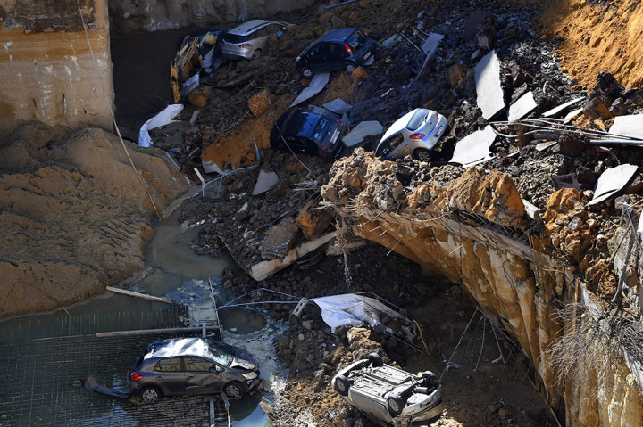 Sedikitnya enam mobil terperosok ke dalam lubang berkedalaman sekitar 10 meter itu, Rabu petang menjelang pukul 18.00 waktu setempat. Insiden lubang menganga itu terjadi di Balduina, yang merupakan kawasan permukiman mewah di Roma barat laut.