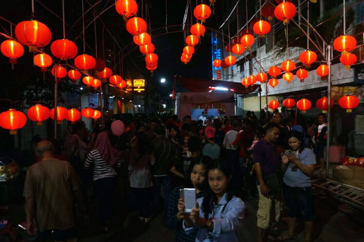 Suasana Pasar Semawis Kota Semarang, Jateng, di malam perayaan Tahun Baru Imlek, Kamis 16 Februari 2018. Medcom.id/Budi Arista Romadhoni