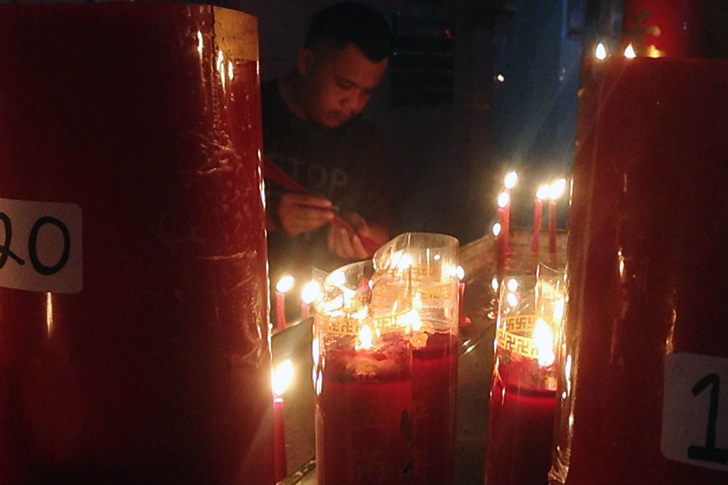 Seorang warga membakar dupa untuk bersembahyang di Kelenteng Hok Lay Kiong Bekasi, Jabar, di malam Tahun Baru Imlek, Kamis 15 Februari 2018. Medcom.id/Antonio