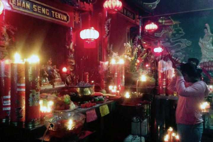 Seorang warga bersembahyang di Kelenteng Hok Lay Kiong Bekasi, Jabar, di malam Tahun Baru Imlek, Kamis 15 Februari 2018. Medcom.id/Antonio