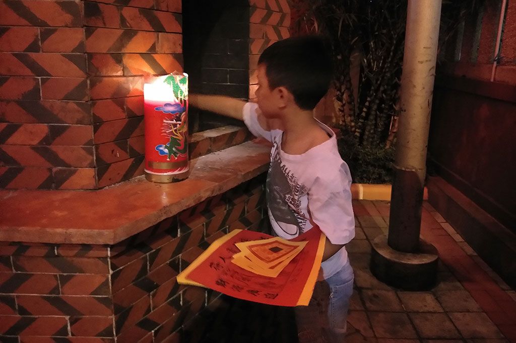 Seorang anak menyiapkan peralatan untuk bersembahyang di malam Tahun Baru Imlek di Kelenteng See Hin Kiong, Kota Padang, Sumbar, Kamis 16 Februari 2018. Medcom.id/Alex Rajes