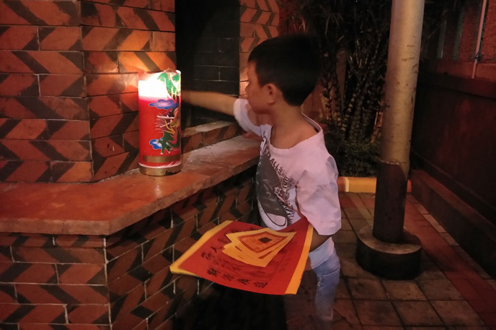 Seorang anak menyiapkan peralatan untuk bersembahyang di malam Tahun Baru Imlek di Kelenteng See Hin Kiong, Kota Padang, Sumbar, Kamis 16 Februari 2018. Medcom.id/Alex Rajes