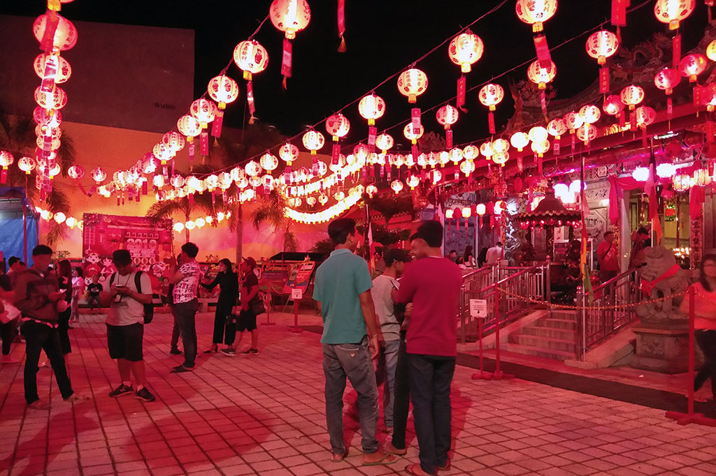 Ratusan lampion memancarkan sinar merah memeriahkan perayaan malam Tahun Baru Imlek di Kelenteng See Hin Kiong, Padang, Sumbar, Kamis 16 Februari 2018. Medcom.id/Alex Rajes