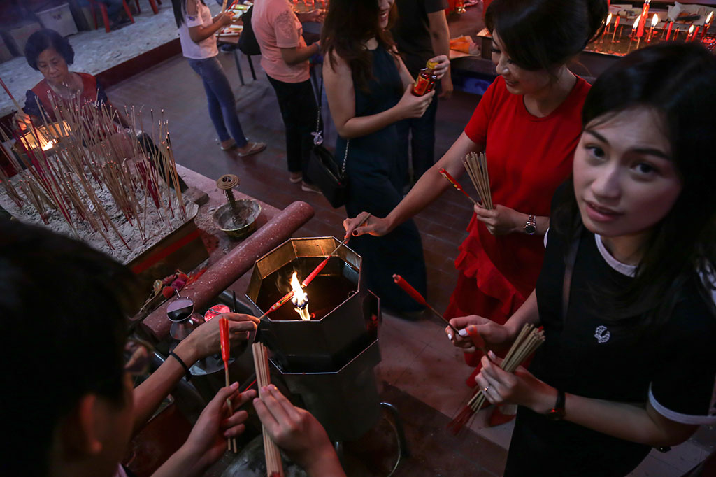 Sembahyang akhir tahun merupakan rangkaian ritual menyambut Tahun Baru Imlek 2569/2018 yang memiliki makna untuk mengantar Toa Pek Kong atau Dewa Dapur naik ke langit sebelum perayaan Imlek, selain itu juga sebagai ungkapan rasa syukur atas berkah yang telah didapat pada tahun sebelumnya. ANTARA/M N Kanwa
