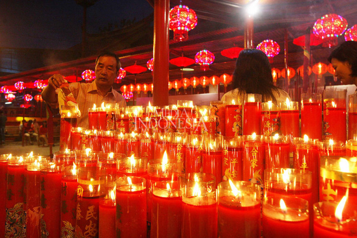 Nuansa warna merah terlihat lekat dari berbagai ornamen Imlek seperti lampion, lilin, dan lain-lain. Begitu pun dengan warna busana yang dikenakan oleh para pengunjung wihara.
